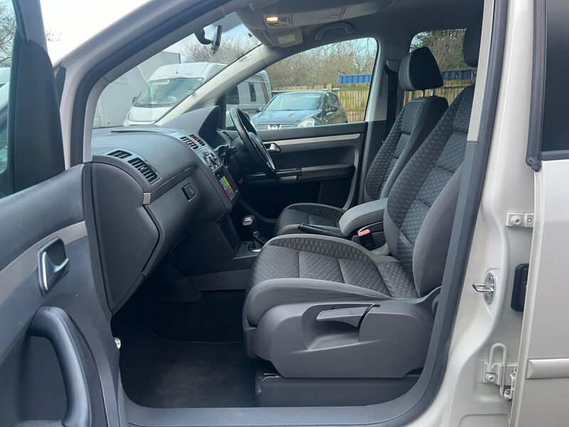 VOLKSWAGEN TOURAN