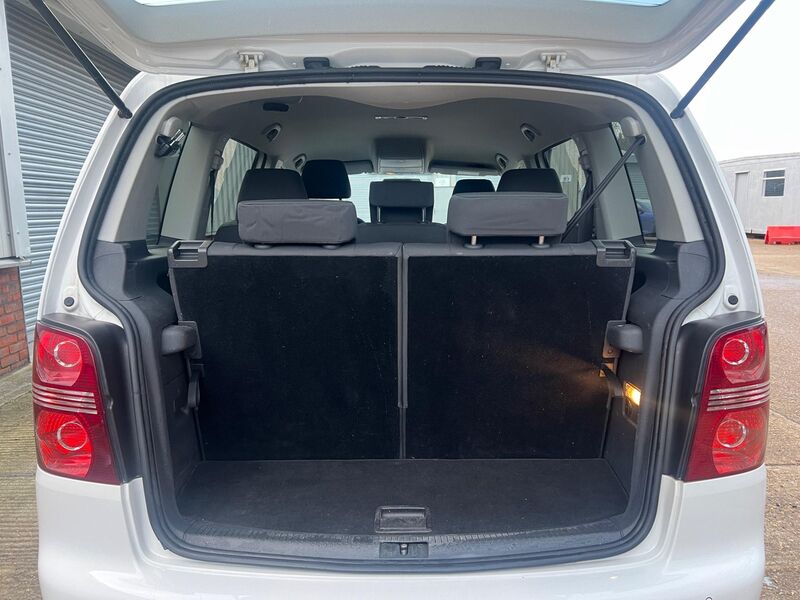 VOLKSWAGEN TOURAN